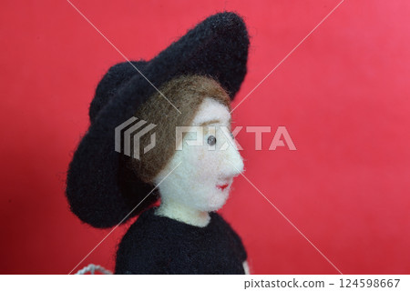 Woman wearing a hat looking sideways Woman wearing a hat looking sideways 124598667