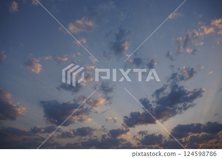 輻射雲與黃昏光線的對比 輻射雲與黃昏光線的對比 124598786