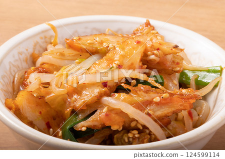 Spicy fried tofu with bean sprouts and green onions Spicy fried tofu with bean sprouts and green onions 124599114