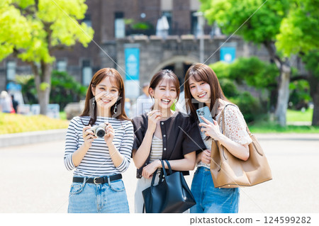 少女之旅 帶著相機遊覽大阪城的年輕女子 少女之旅 帶著相機遊覽大阪城的年輕女子 124599282