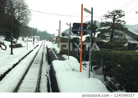 Scenery from the train window on the Kishikawa Line at Kametaka Station 124599357