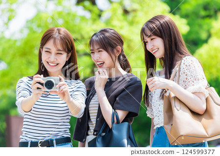 女性的旅行年輕女子用相機觀光 124599377