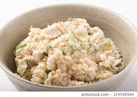 Tuna and cucumber with Shiraae sauce 124599384