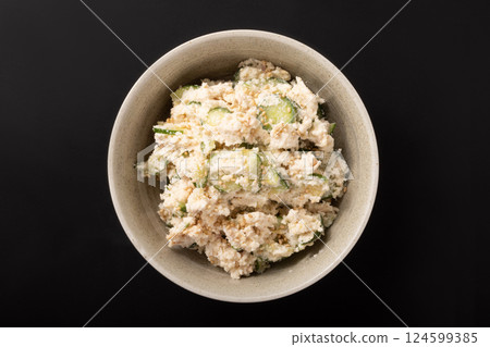 Tuna and cucumber with Shiraae sauce 124599385