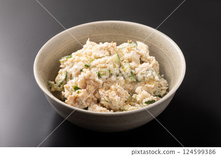 Tuna and cucumber with Shiraae sauce 124599386