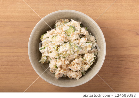 Tuna and cucumber with Shiraae sauce 124599388