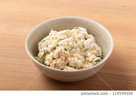 Tuna and cucumber with Shiraae sauce 124599389