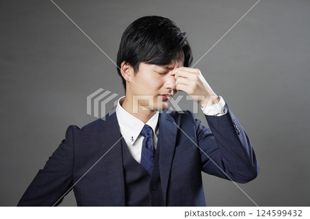 商人眼睛疲勞黑色背景 124599432