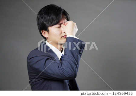商人眼睛疲勞黑色背景 124599433