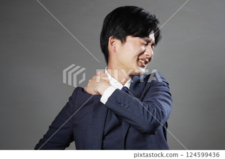 商人僵硬的肩膀黑色背景 124599436