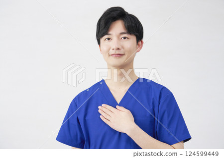 醫生、護士、牙醫、護理師、手放在胸前的男子、肖像、白色背景 124599449