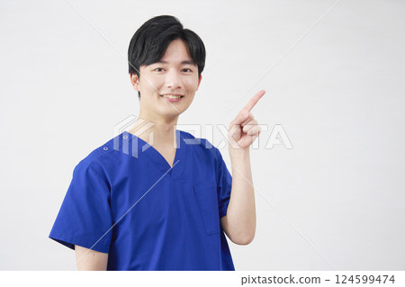 醫生、護士、牙醫、護理人員指向右邊的男子白色背景 124599474