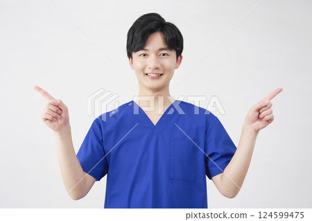 醫生、護士、牙醫、護理人員 男人指著左邊和右邊 白色背景 124599475