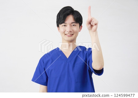 醫生、護士、牙醫、護理人員男子指著白色背景 124599477