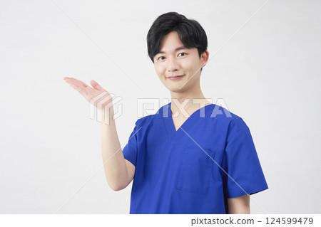 醫生、護士、牙醫、護理人員、用手掌指向左邊的男子、白色背景 124599479