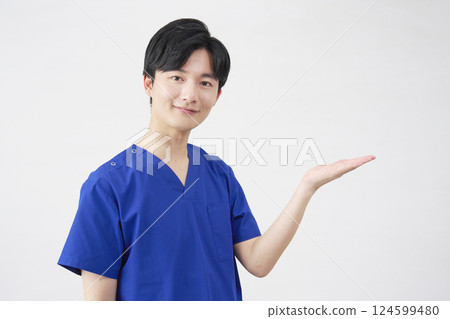 醫生、護士、牙醫、護理人員、用手掌指向右邊的男子、白色背景 124599480