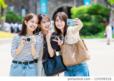 女孩之旅:年輕女子在大阪城公園自拍 女孩之旅:年輕女子在大阪城公園自拍 124599528