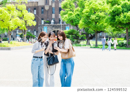 女生的旅行 拿著相機遊覽大阪城公園的年輕女子 124599532