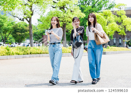 女生的旅行 拿著相機遊覽大阪城公園的年輕女子 124599610