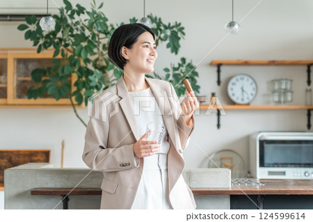 身穿西裝的亞洲年輕女性吃蛋白質棒或營養棒當早餐或零食 124599614