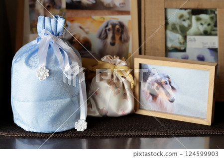 The remains of my beloved dog, a miniature dachshund, and a photo frame are displayed in my room. 124599903