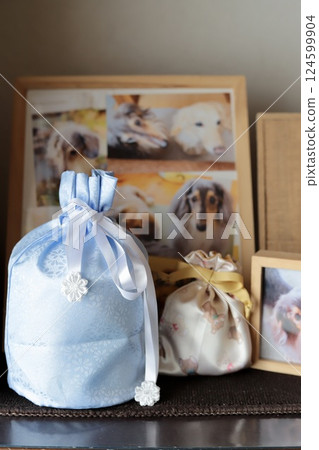 我的房間裡陳列著我心愛的狗狗、一隻迷你臘腸狗的遺體和一個相框。 我的房間裡陳列著我心愛的狗狗、一隻迷你臘腸狗的遺體和一個相框。 124599904