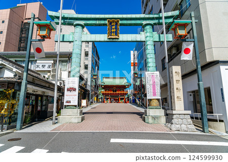 [Tokyo] The torii gates of Kanda Shrine under the refreshing blue summer sky 124599930