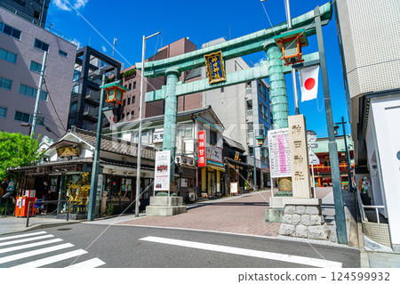 [Tokyo] The torii gates of Kanda Shrine under the refreshing blue summer sky 124599932