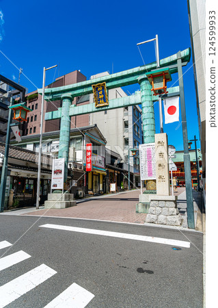 [Tokyo] The torii gates of Kanda Shrine under the refreshing blue summer sky 124599933