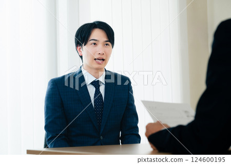 商人在面試時變得緊張 124600195