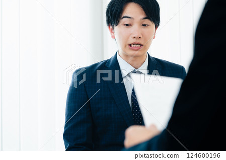 商人在面試時變得緊張 124600196