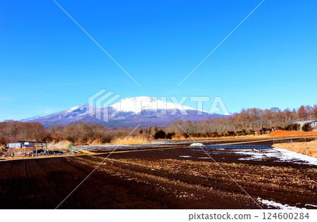 二月的白雪皚皚的淺間山 信州的山脈 信州的大自然 124600284