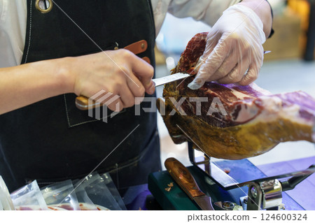 切割伊比利亞火腿的餐廳廚師 124600324