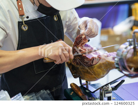 切割伊比利亞火腿的餐廳廚師 124600325