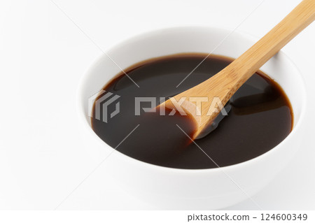 Medium-thick sauce in a small dish 124600349