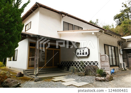 [南房總市的秘密溫泉旅館「弁天古泉」的入口與外觀] 124600481