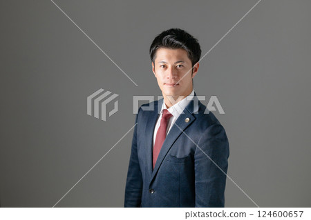 穿西裝的男律師 穿西裝的男律師 124600657