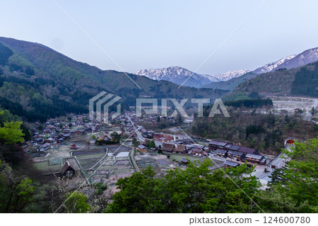 World Heritage Site Shirakawa-go (Shirakawa Village) Rural scenery from the observation deck before dawn (before rice planting) May World Heritage Site Shirakawa-go (Shirakawa Village) Rural scenery from the observation deck before dawn (before rice planting) May 124600780
