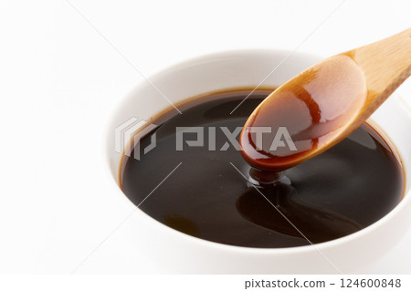濃濃的醬汁從湯匙上滴下來的特寫 124600848