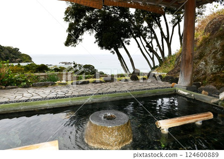 [南房總市：房總的秘湯：旅館「弁天古泉」的露天浴池（影之湯）與相模灣] 124600889