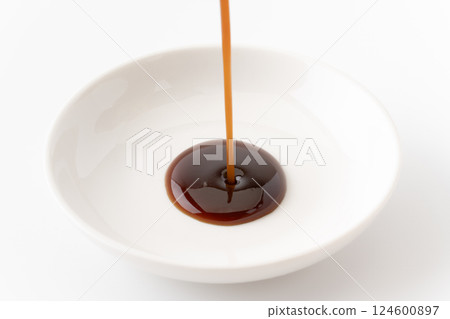 將中濃醬汁倒入小盤中 124600897