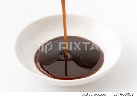 將中濃醬汁倒入小盤中 將中濃醬汁倒入小盤中 124600898