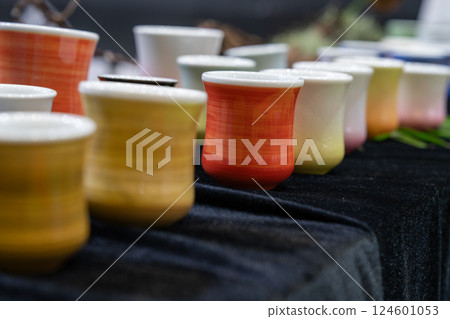 一身色彩繽紛的陶瓷茶杯 124601053