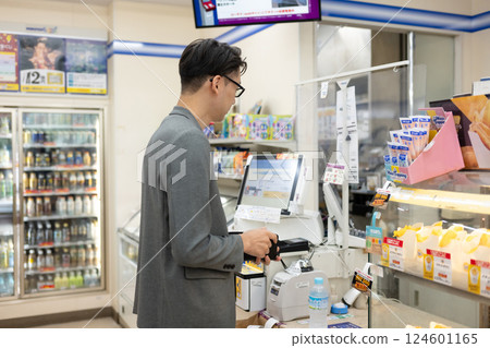 Men shopping 124601165