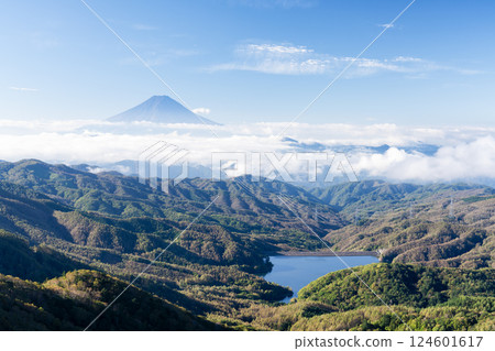 山梨縣甲州市：秋天的大保令和富士山 124601617