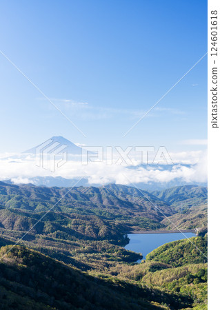 山梨縣甲州市：秋天的大保令和富士山 124601618