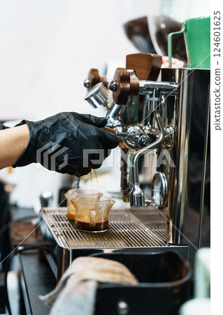 咖啡師使用咖啡機製作咖啡 124601625