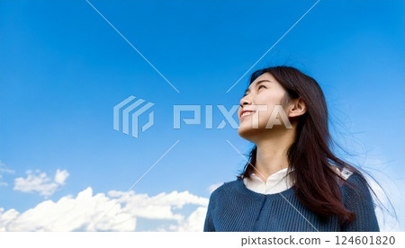 一名二十多歲的女子仰望藍天 124601820
