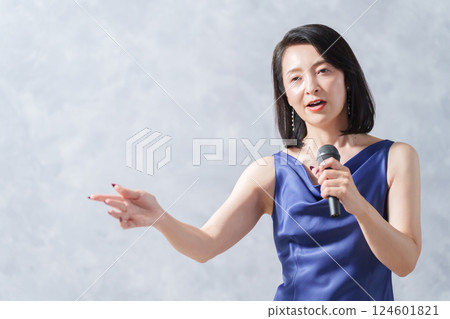 女歌手用麥克風唱歌 124601821