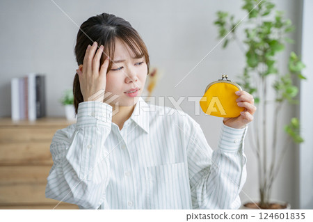 女人拿著錢包,缺錢,省錢 女人拿著錢包,缺錢,省錢 124601835